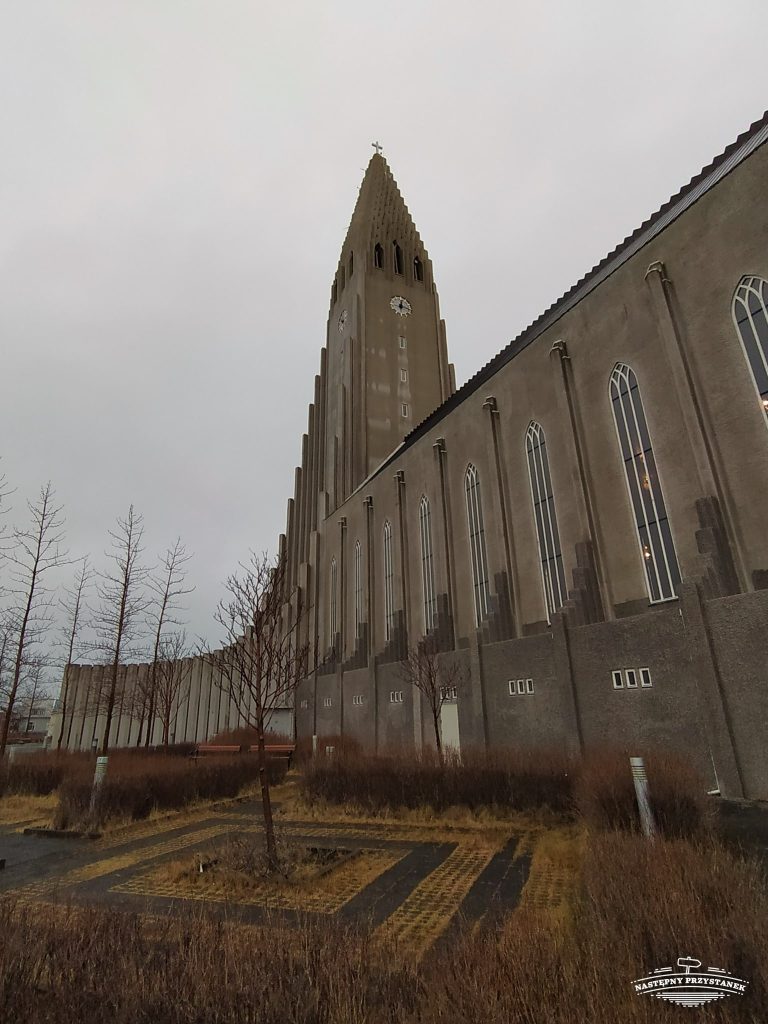 Atrakcje w Rejkiawiku: Kościół protestancki Hallgrímskirkja - zdjęcie 6